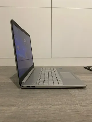 Laptop HP 15s-fq2159ns 8/256GB SSD COMO NUEVO!!