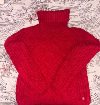 Jersey rojo de cuello alto