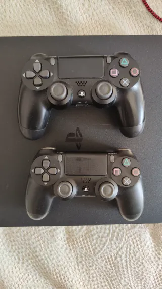 PS4 Negra + 2 Mandos + 2 Juegos + Cables