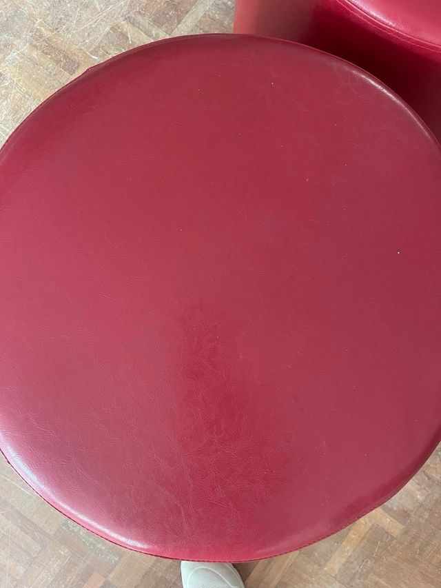 Puf redondo piel rojo