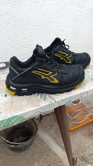 Zapatos de seguridad negros y amarillos