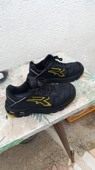 Zapatos de seguridad negros y amarillos
