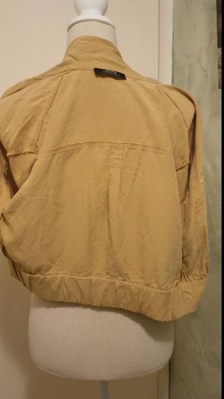 Chaqueta corta Bershka amarilla
