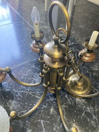 Lámpara de techo dorada y transparente
