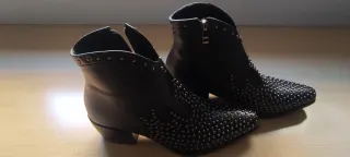 Botín campero tachuelas negro