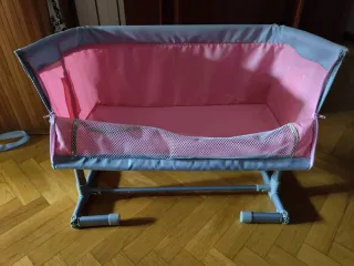 Cuna de muñecas rosa y gris
