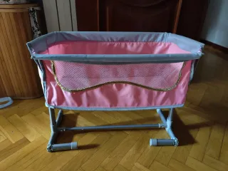Cuna de muñecas rosa y gris