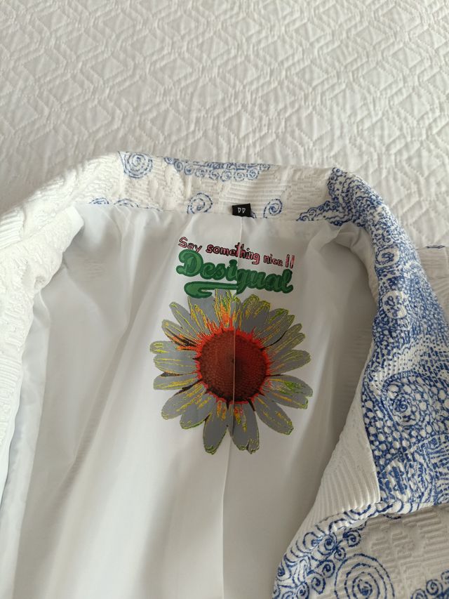 Abrigo Desigual estampado azul y blanco