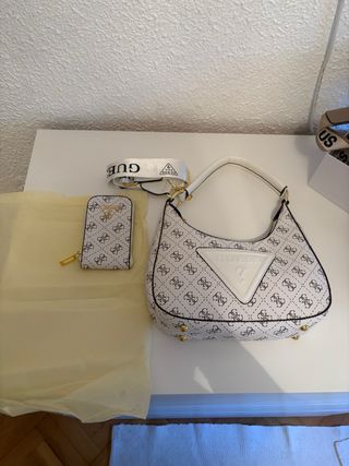 Bolso Guess blanco y Tous beige