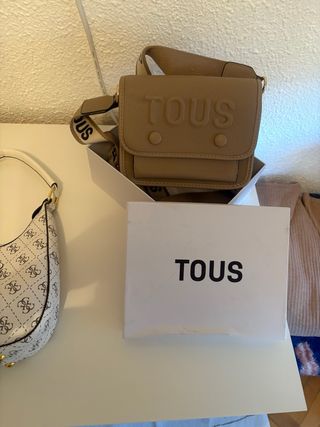 Bolso Guess blanco y Tous beige