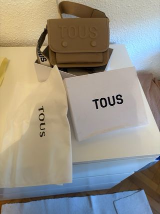 Bolso Guess blanco y Tous beige