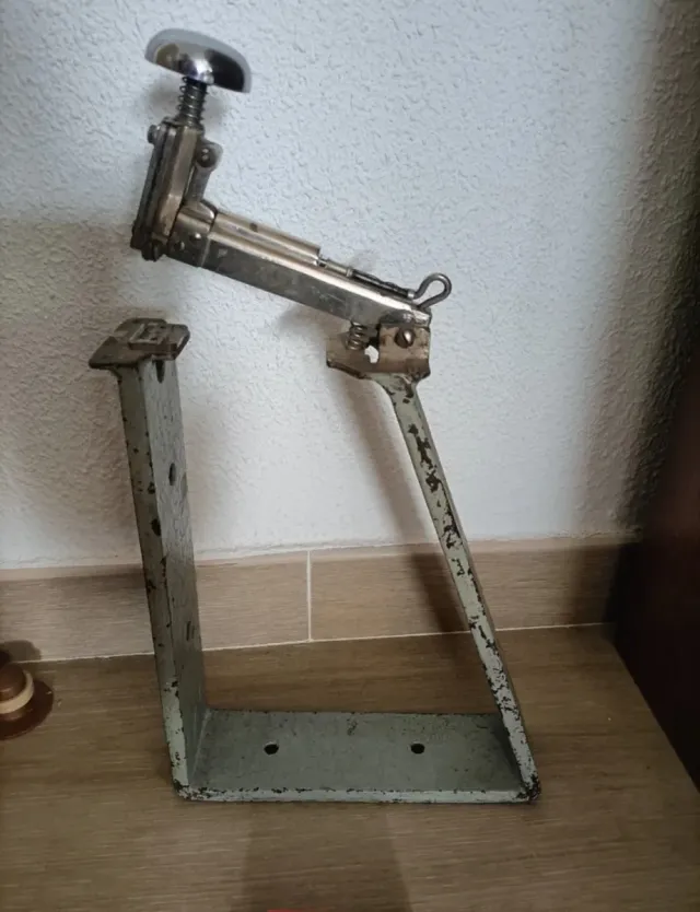 Grapadora antigua de imprenta.