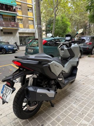Moto Honda Gris ADV 350 2,700 KLM