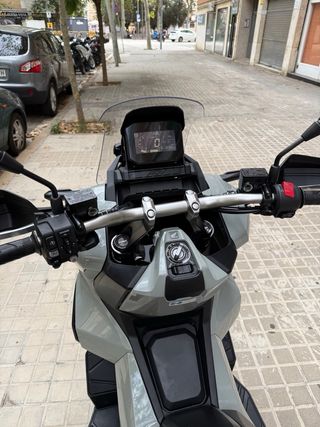 Moto Honda Gris ADV 350 2,700 KLM