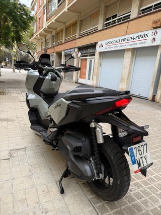 Moto Honda Gris ADV 350 2,700 KLM