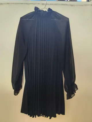 Vestido negro plisado con cuello alto