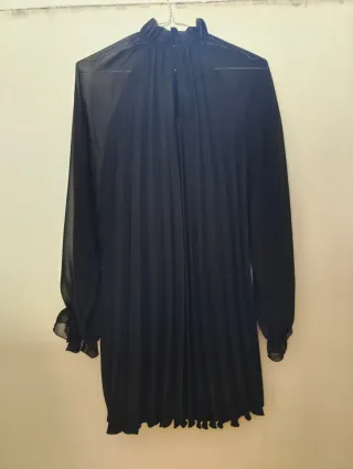 Vestido negro plisado con cuello alto