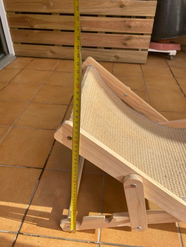 Rascador, hamaca para gatos de madera y yute.