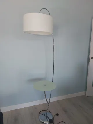 Lámpara de pie con mesa auxiliar