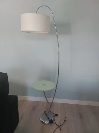Lámpara de pie con mesa auxiliar