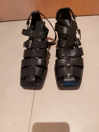 Sandalias negras de tiras