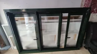 Ventana abatible verde 3 hojas
