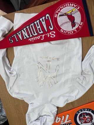 Sudadera New Era Yankees Logo Dorado