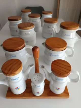Juego especieros de porcelana con tapas de madera