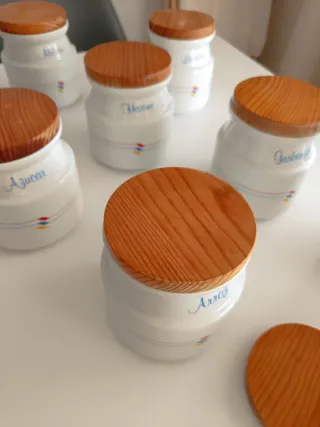 Juego especieros de porcelana con tapas de madera