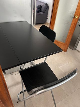 Conjunto de mesa y taburetes plegables.