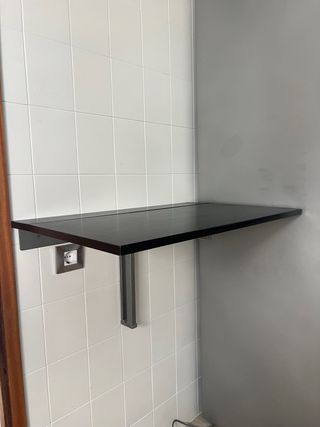 Conjunto de mesa y taburetes plegables.