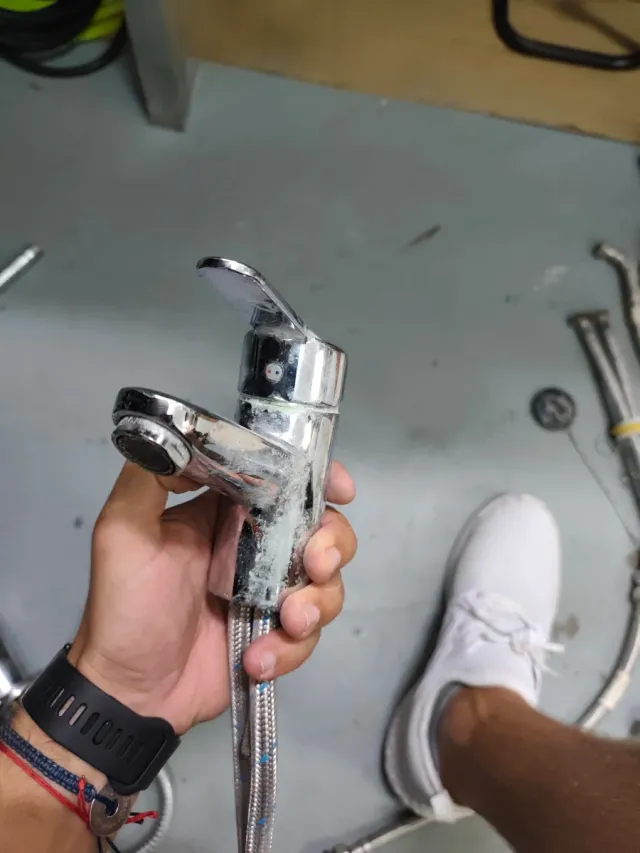 Tres grifos. De cocina cromado / Dos grifos de bañ