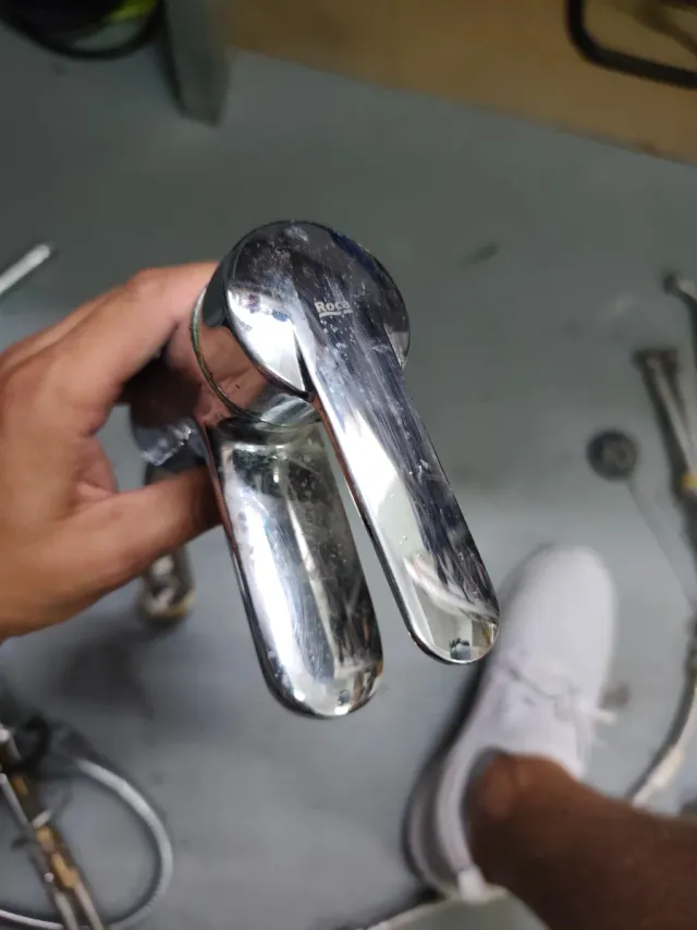 Tres grifos. De cocina cromado / Dos grifos de bañ