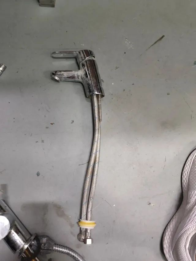 Tres grifos. De cocina cromado / Dos grifos de bañ