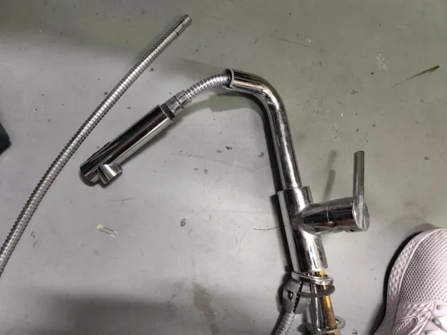 Tres grifos. De cocina cromado / Dos grifos de bañ