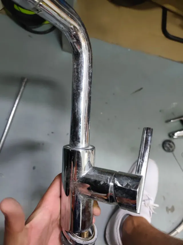 Tres grifos. De cocina cromado / Dos grifos de bañ