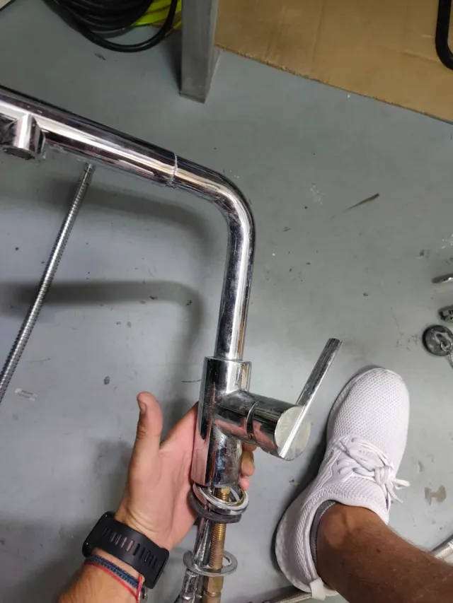 Tres grifos. De cocina cromado / Dos grifos de bañ