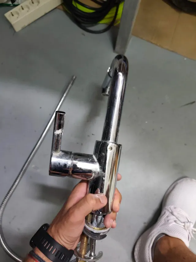 Tres grifos. De cocina cromado / Dos grifos de bañ