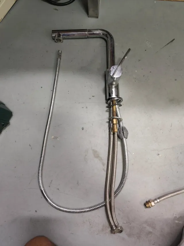 Tres grifos. De cocina cromado / Dos grifos de bañ