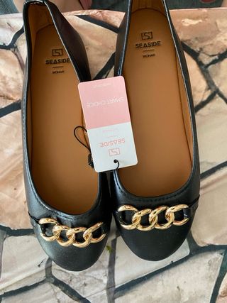 Manoletinas Seaside negras con cadena dorada