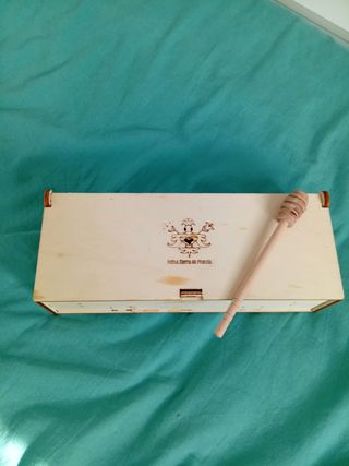 Caja de madera rectangular
