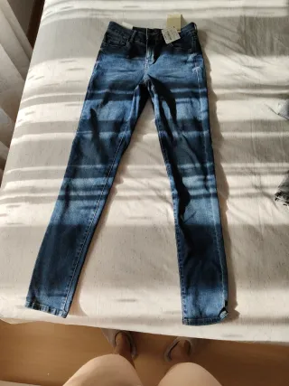 Pantalón vaquero súper pitillo azul