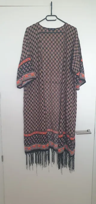 Kimono estampado negro, beige y naranja