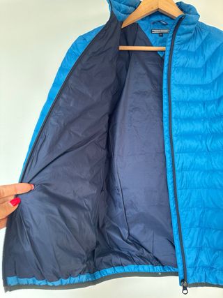 Chaqueta acolchada azul, plumas.
