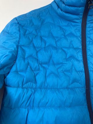 Chaqueta acolchada azul, plumas.