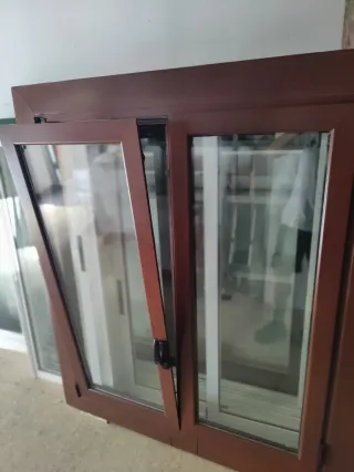 Ventana marrón abatible y corredera