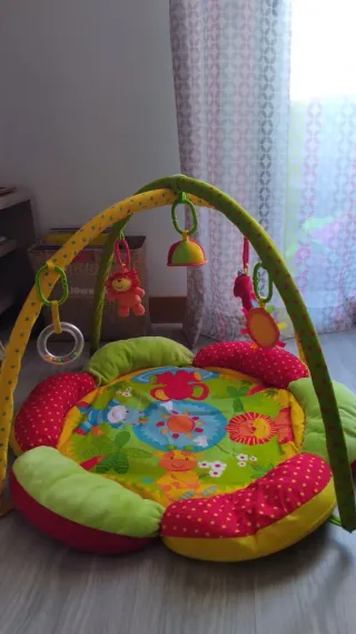 Gimnasio para bebé con arco y juguetes