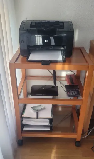 Mesa auxiliar madera y cristal, con ruedas.  