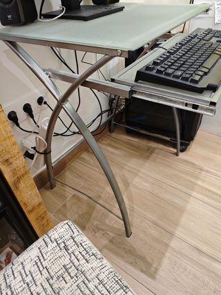 Mesa de ordenador con bandeja para teclado