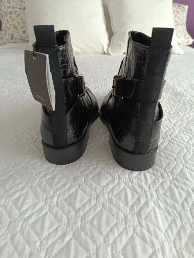 Botines negros con cremallera y hebilla